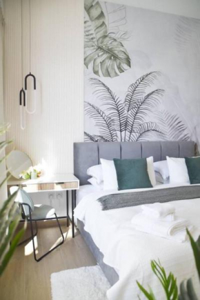 Sea view Apartment with private Beach, Pool & Gym